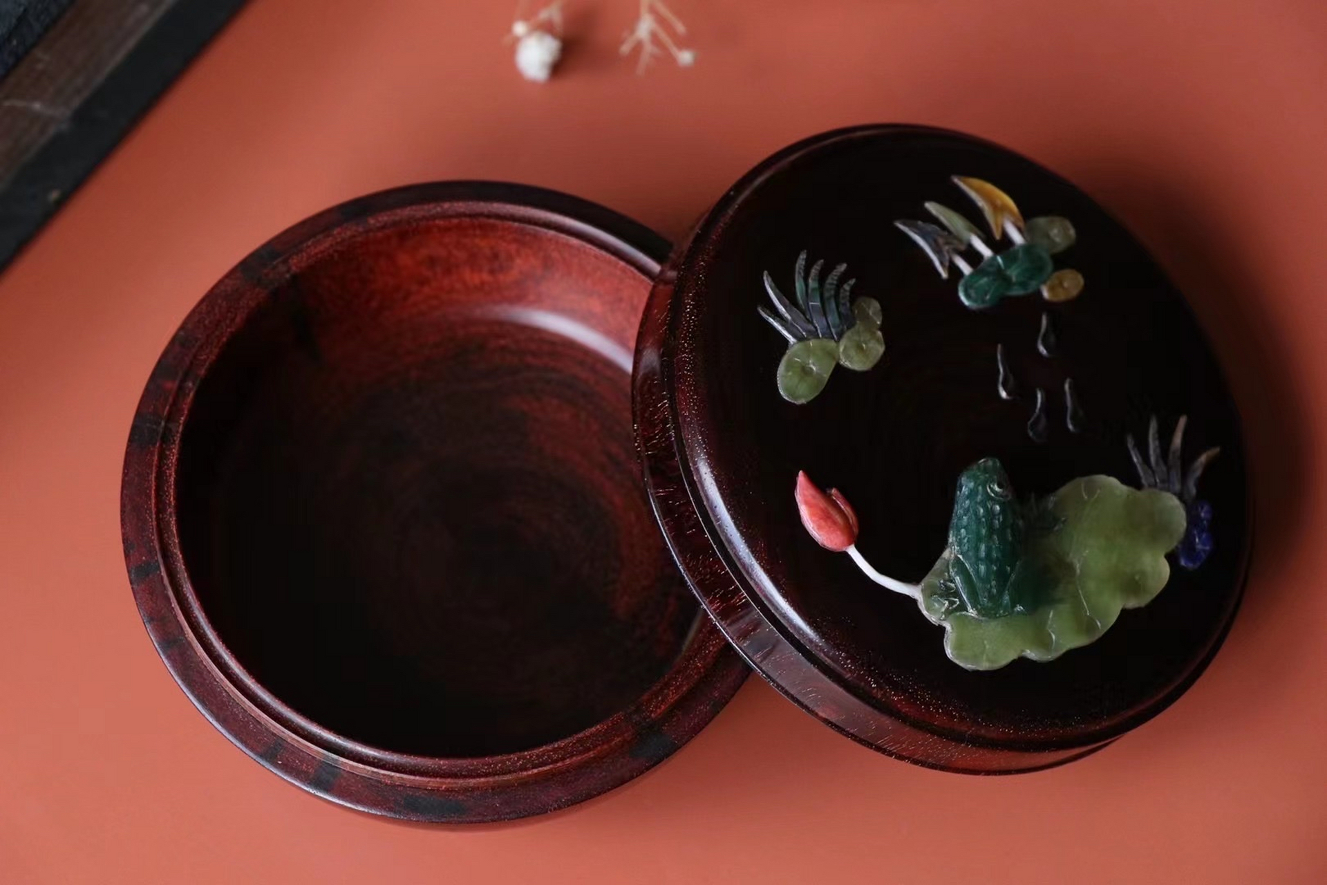 胭脂盒 印度小叶紫檀老料一木车制,线条简洁流畅 器型大方有致,镶嵌