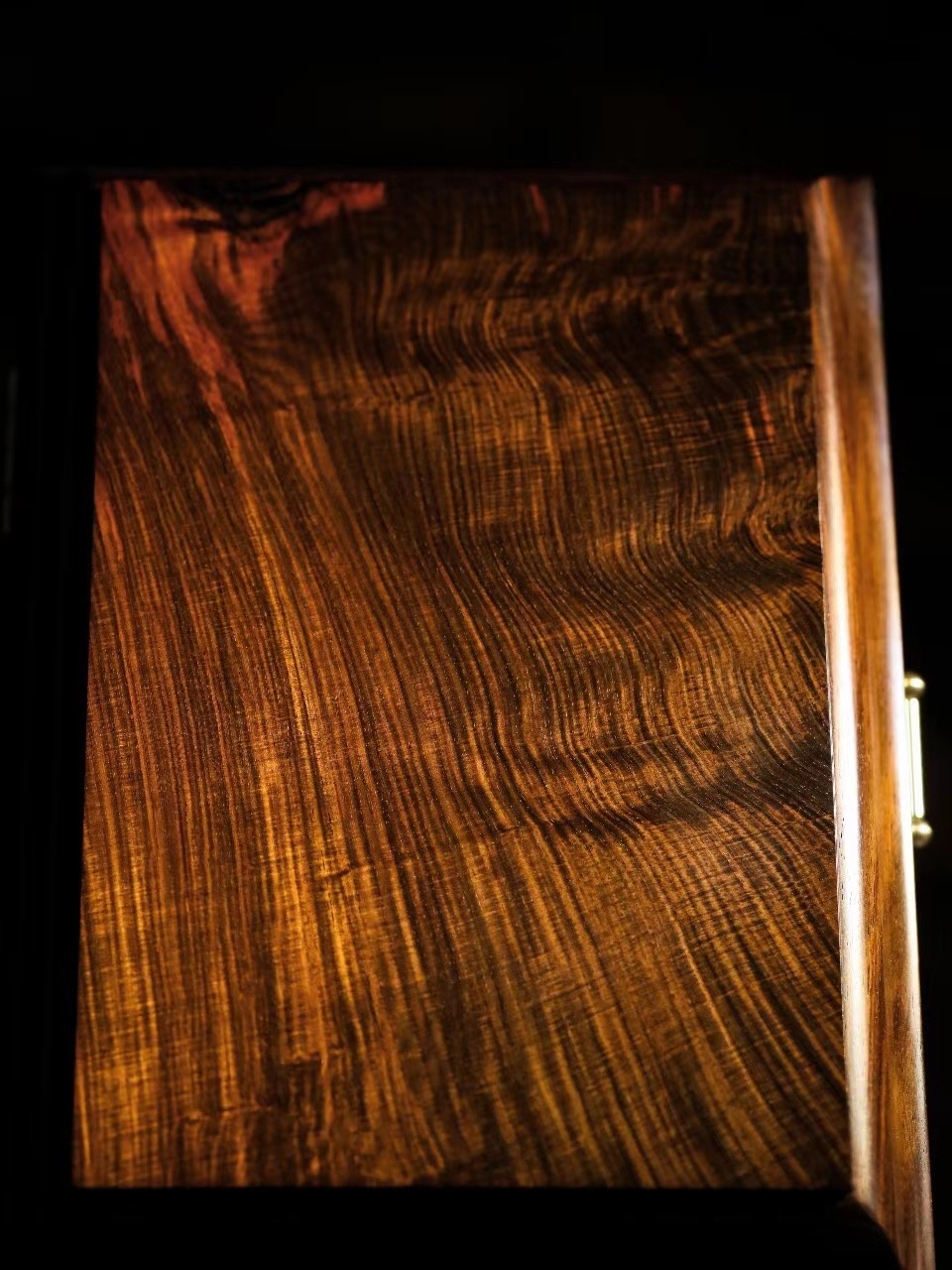 酸枝【官皮箱】  整器全独板制作,浑身光素,打磨细致; 木纹清晰,纹理