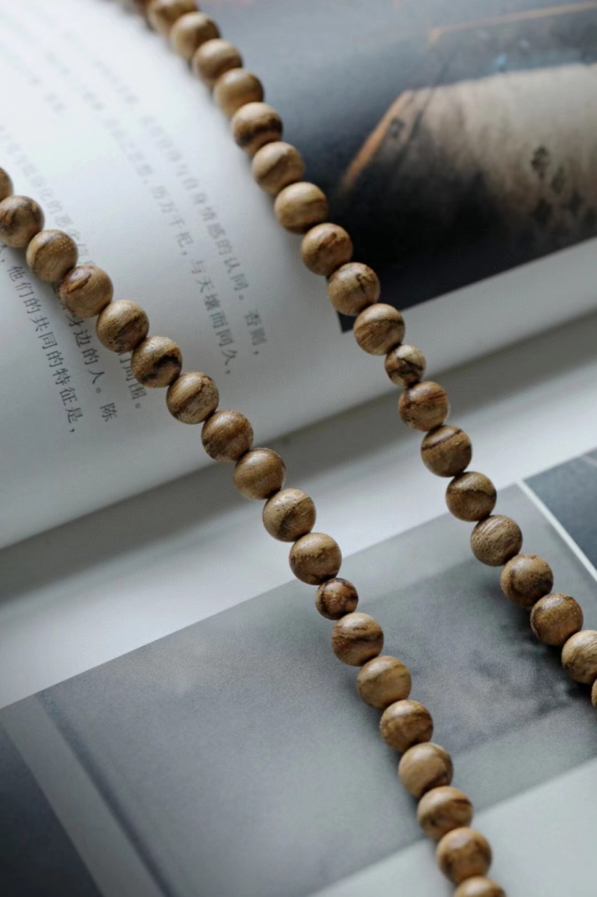 达拉干沉香  油脂丰富极具美感,生闻凉意沁人心脾; 层次感丰富穿透力