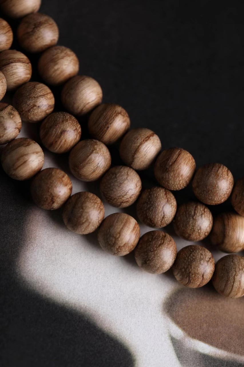 花珠达拉干沉香  结黑油,油脂丰盈外溢,纹理绚美; 形材自然大方,奶甜