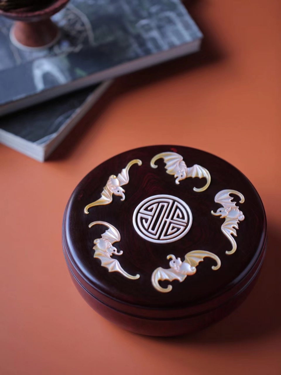 紫檀【五福捧寿】圆盒  盒面五只蝙蝠围绕寿字纹, 五福捧寿,多福多寿