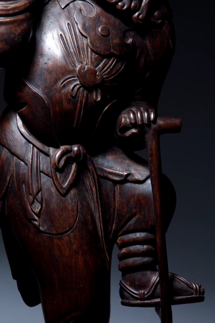 沉香木仿古 | 铁拐李  沉香木整雕,雕刻兼工带写,铁拐李拄杖侧首,手托