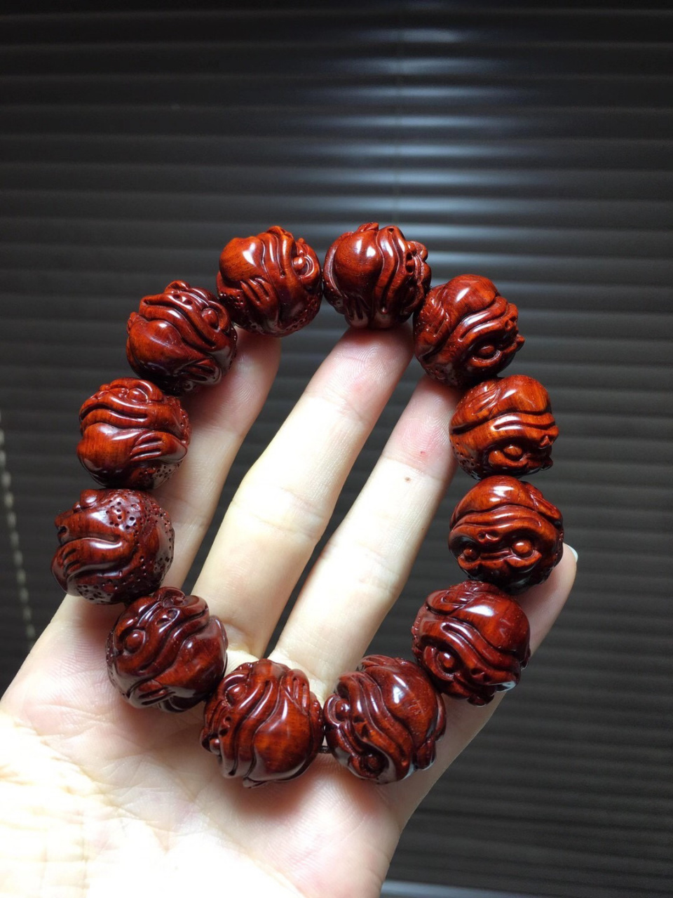 紫檀|2.0金蟾手串   金蟾是瑞祥之物,具有纳福,聚财的寓意.