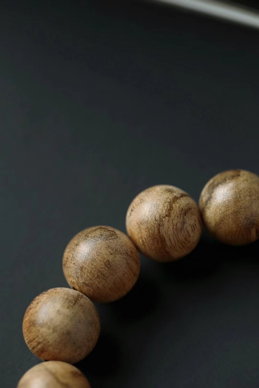 加里曼丹沉香  油脂线乌黑发亮,纹理如同泼墨绚丽耐赏 清甜香透出丝丝