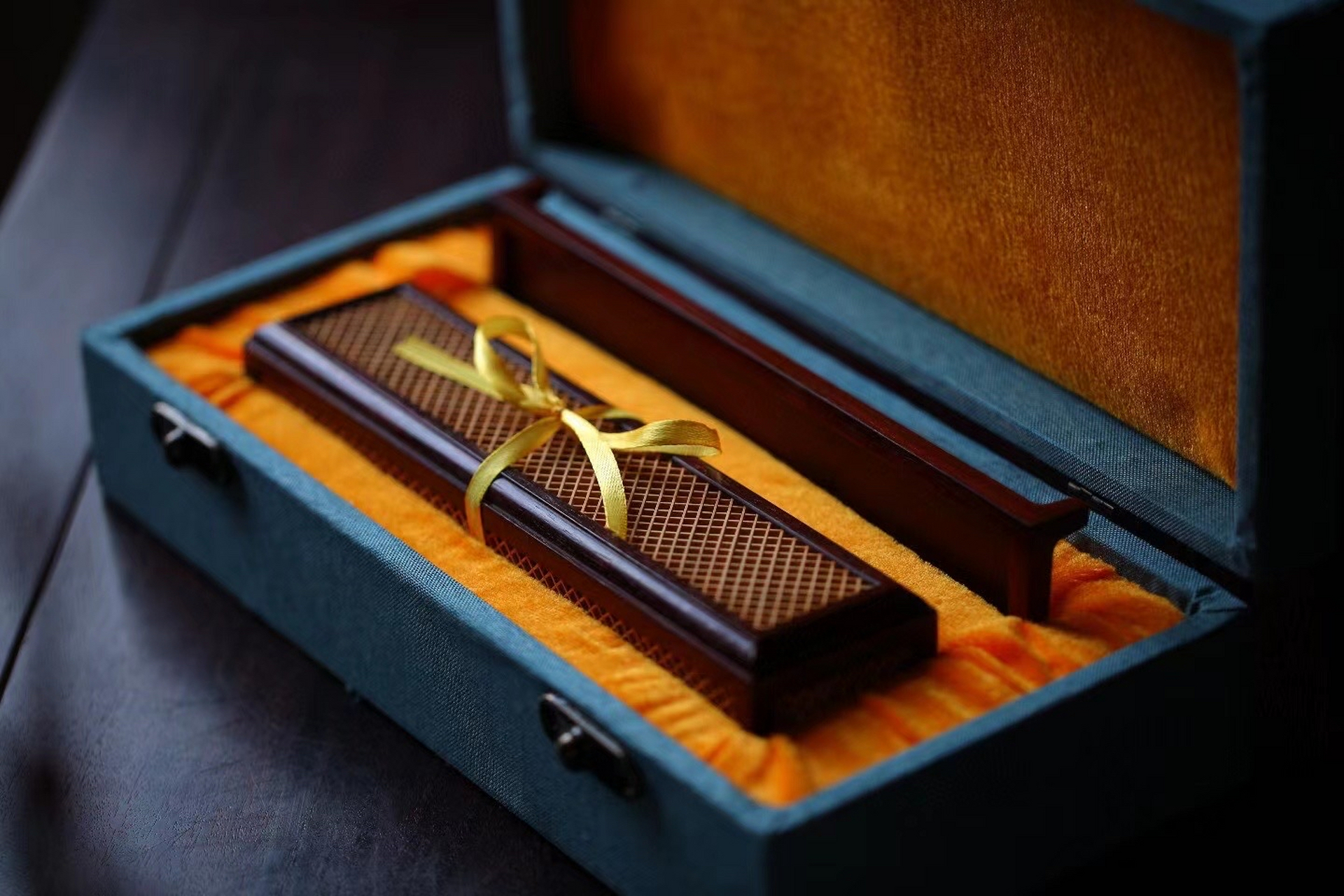 紫檀方菱`香笼  紫檀【方菱`香笼 】系列  炉身外以黄杨木为质, 其