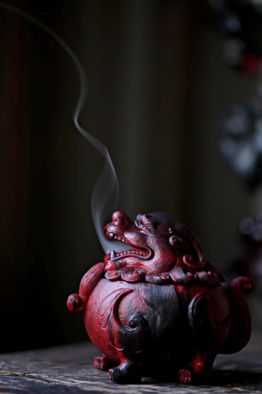 紫檀【狻猊】香炉  器形典雅古朴, 炉中香气从狻猊口中缭绕飘出, 吞烟