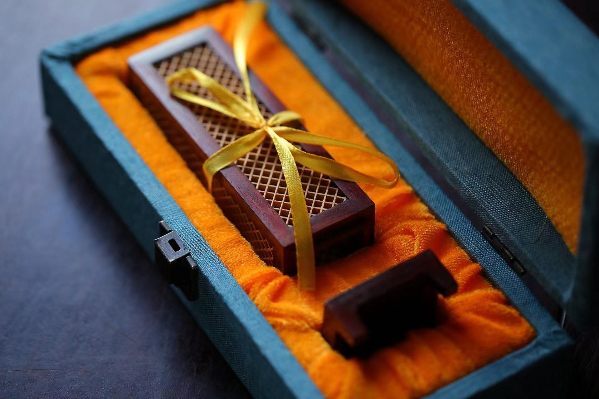 紫檀方菱`香笼  紫檀【方菱`香笼 】系列  炉身外以黄杨木为质, 其