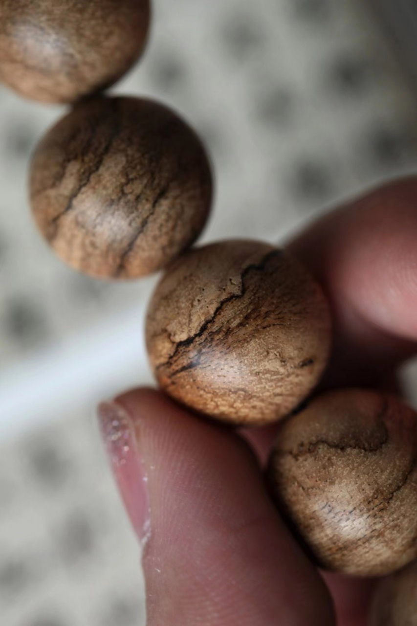 加里曼丹沉香  油脂线清晰,纹如奔腾浪涌, 清甜甘凉,带丝丝药草香韵