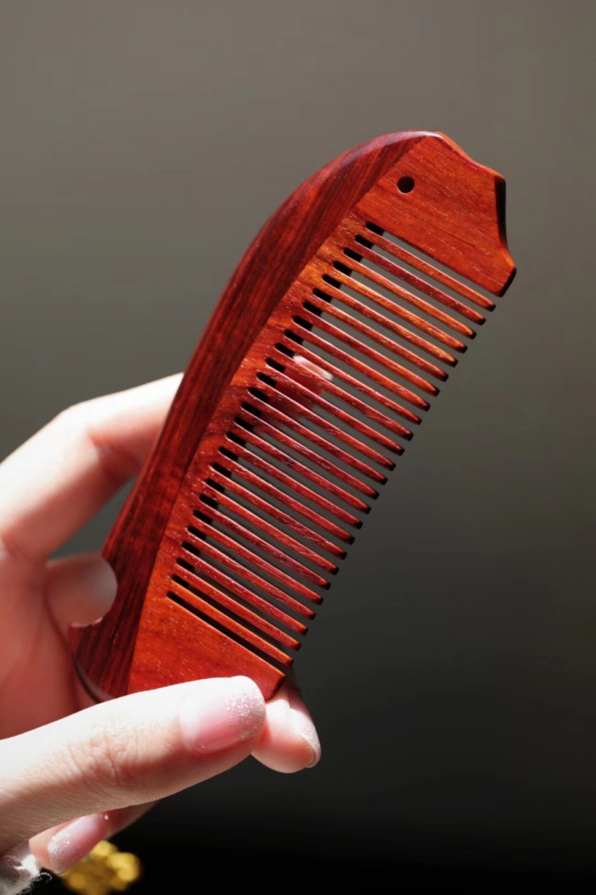 小叶紫檀【一只鱼】木梳  鱼梳榫卯结构,寓"年年有