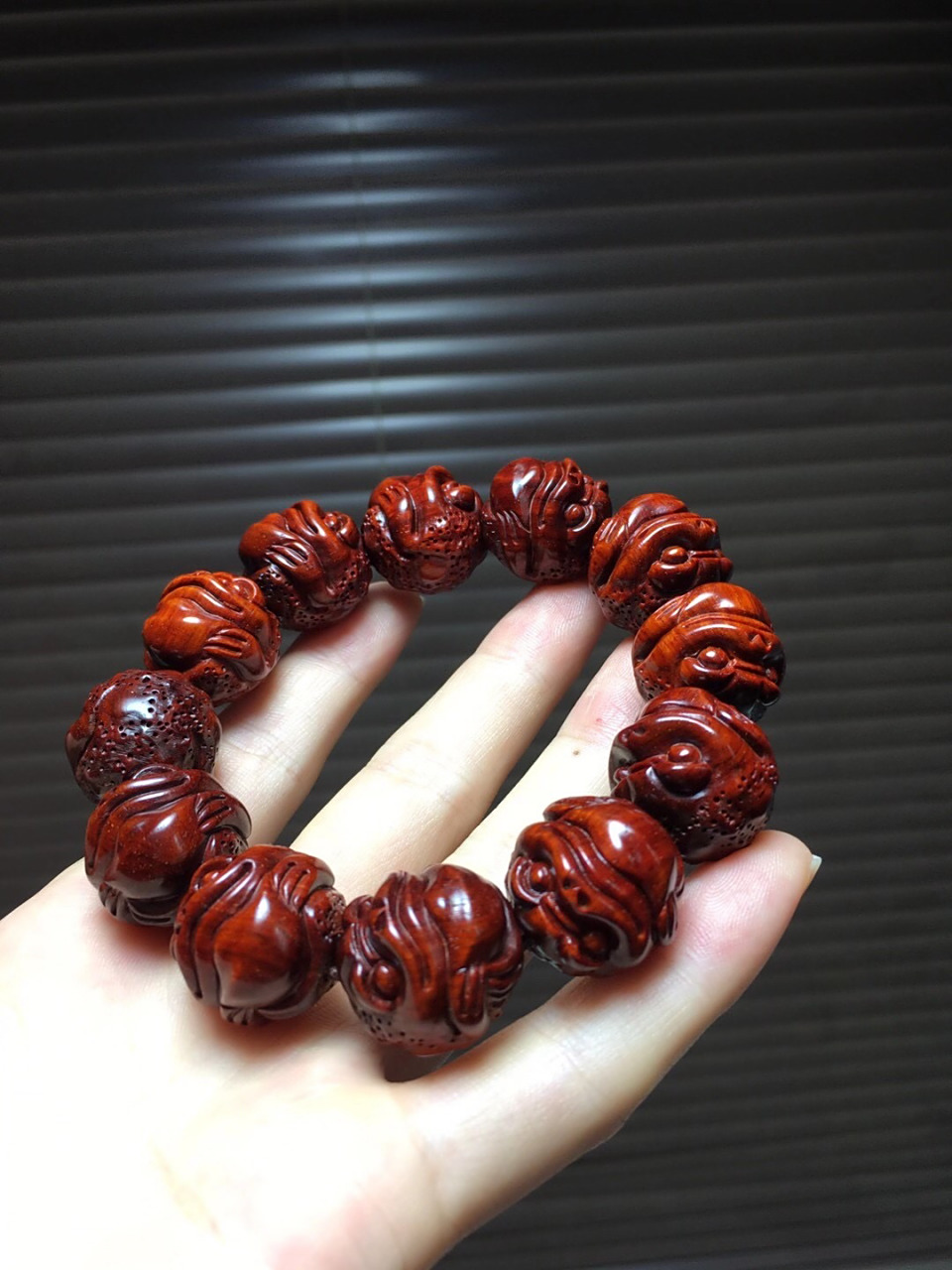 紫檀|2.0金蟾手串   金蟾是瑞祥之物,具有纳福,聚财的寓意.