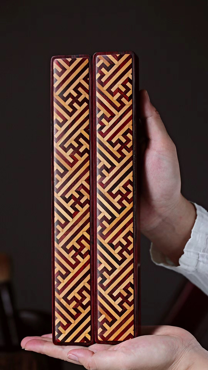 『万字锦地纹·镇尺』  用料上乘,榫卯镶嵌工艺, 小叶紫檀镶嵌黄杨木