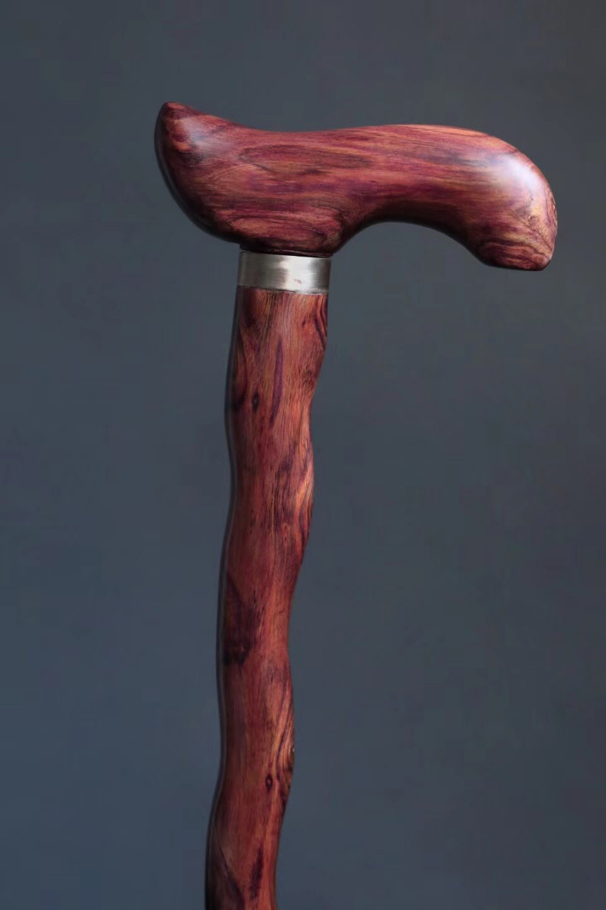 海黄鬼眼纹 寿杖  色泽莹润,鬼眼纹理,随形有形; 制作精细,弧度趁手