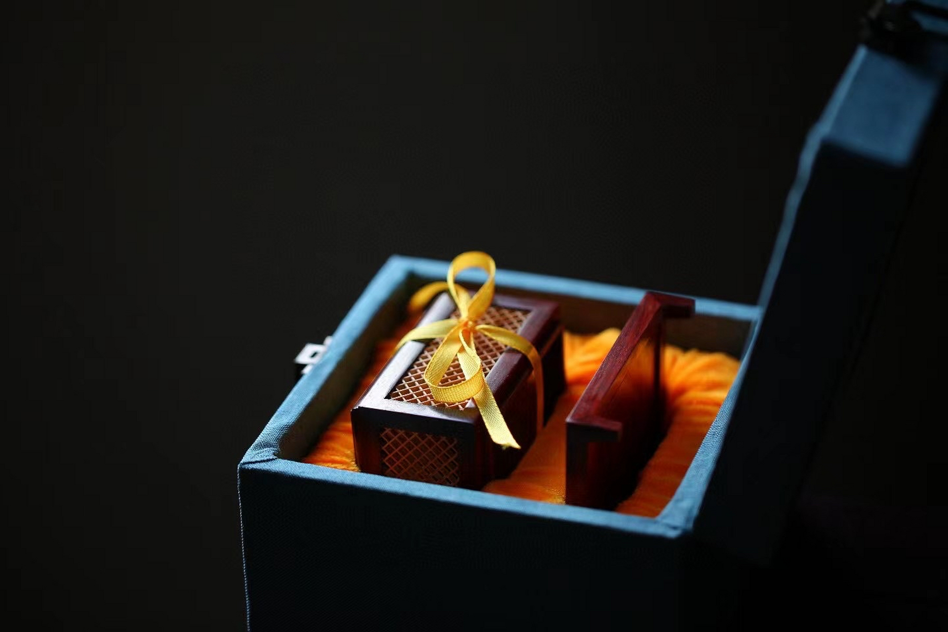 紫檀方菱`香笼  紫檀【方菱`香笼 】系列  炉身外以黄杨木为质, 其