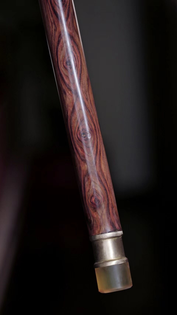 海黄鬼眼虎皮纹 寿杖  色泽莹润,纹理瑰丽; 制作精细,弧度趁手,底足包