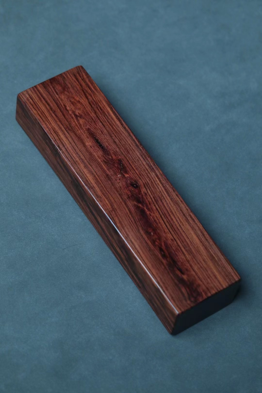 常闻降香,睡得更香 海南黄花梨 实木枕头 一木大料而成,形制方正 上等