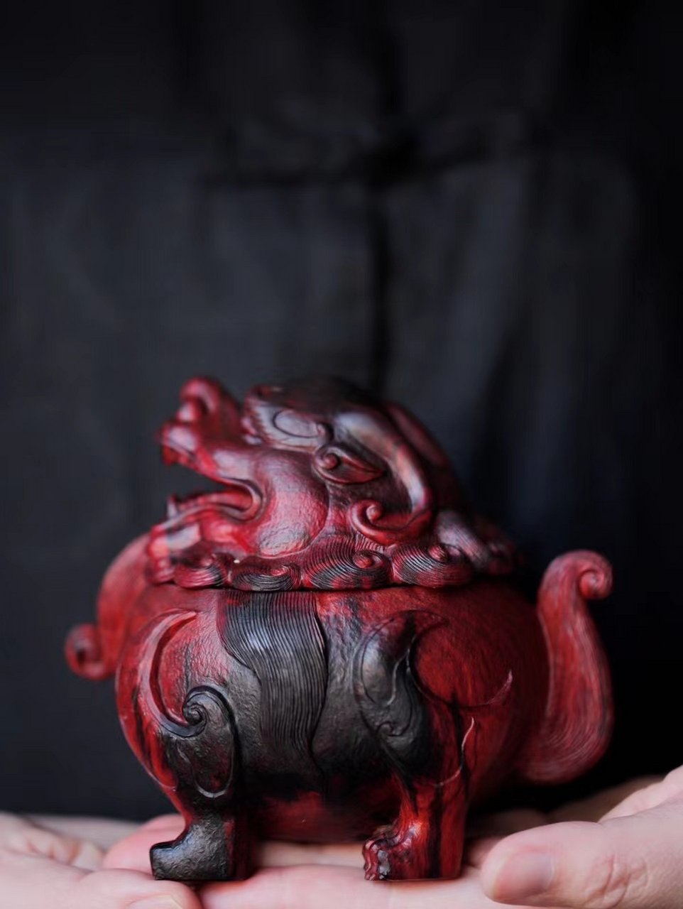 紫檀【狻猊】香炉  器形典雅古朴, 炉中香气从狻猊口中缭绕飘出, 吞烟