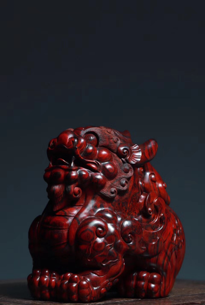 小叶紫檀 | 貔貅  招财瑞兽,貔貅呈坐姿,造型栩栩如生,面部生动,大嘴