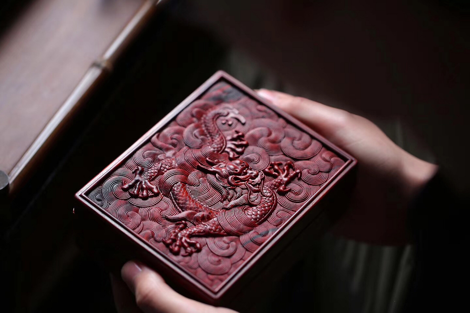 紫檀【龙腾万里】首饰盒  整器精工细雕,正面雕刻龙纹, 龙鳞刻画精细