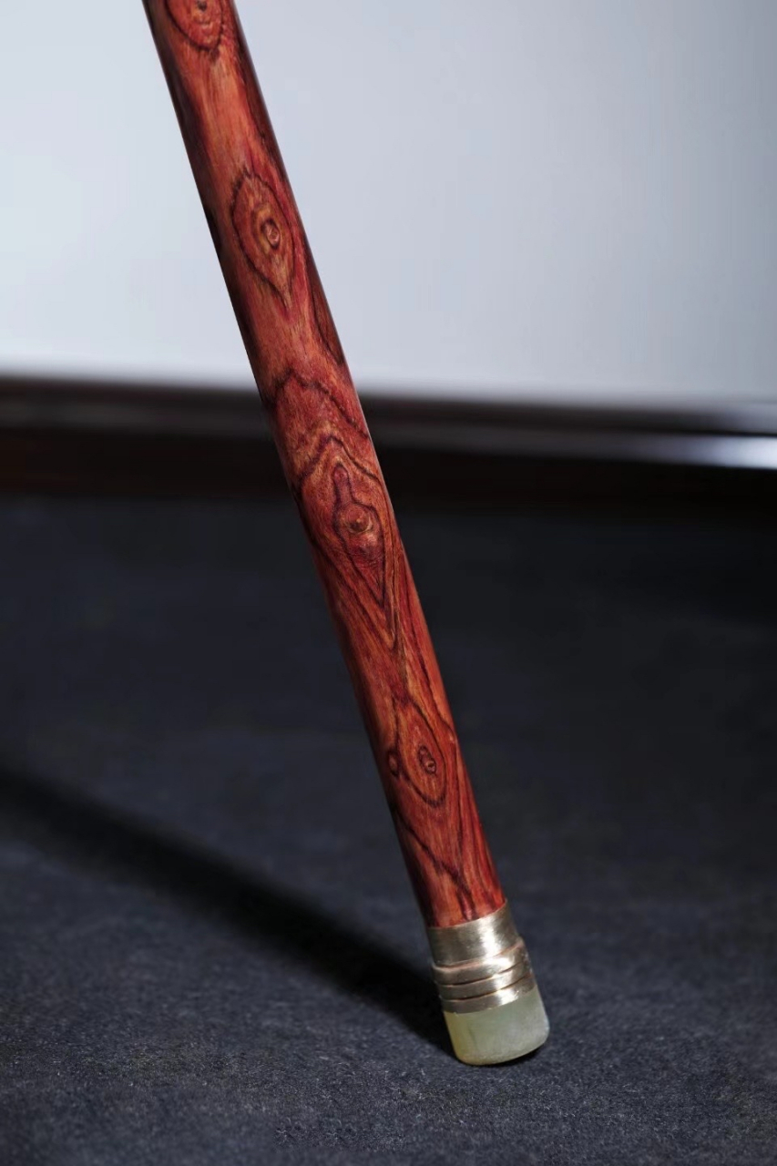 海黄鬼眼纹【寿杖】  精选鬼眼纹海黄,花纹变幻莫测; 扶手幅度采用