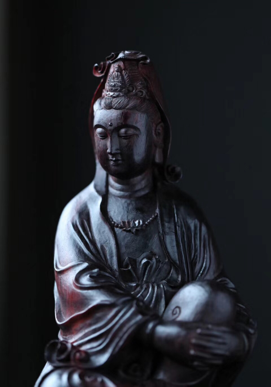 小叶紫檀丨自在观音  双手抱腿,一副无拘无束, 自由自在的神态,观世界