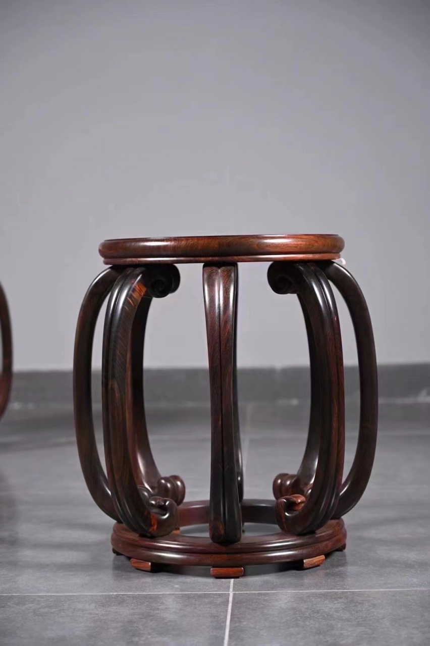 王世襄款八足圆凳 大红酸枝 此款鼓凳,大红酸枝制作,给人的感觉很温润