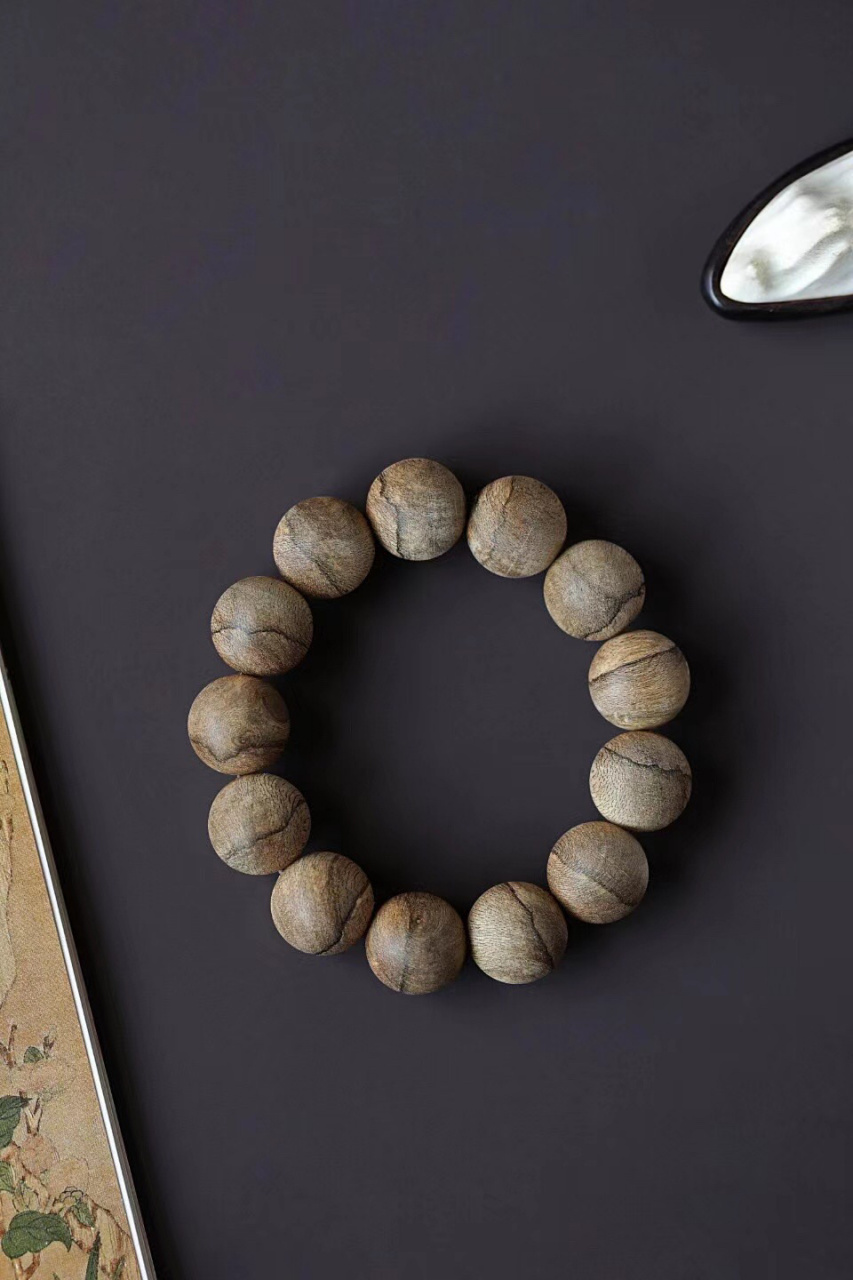 8手串(22~26g)库存7   西马沉香,香韵富有层次而带变化; 清晰黝黑的