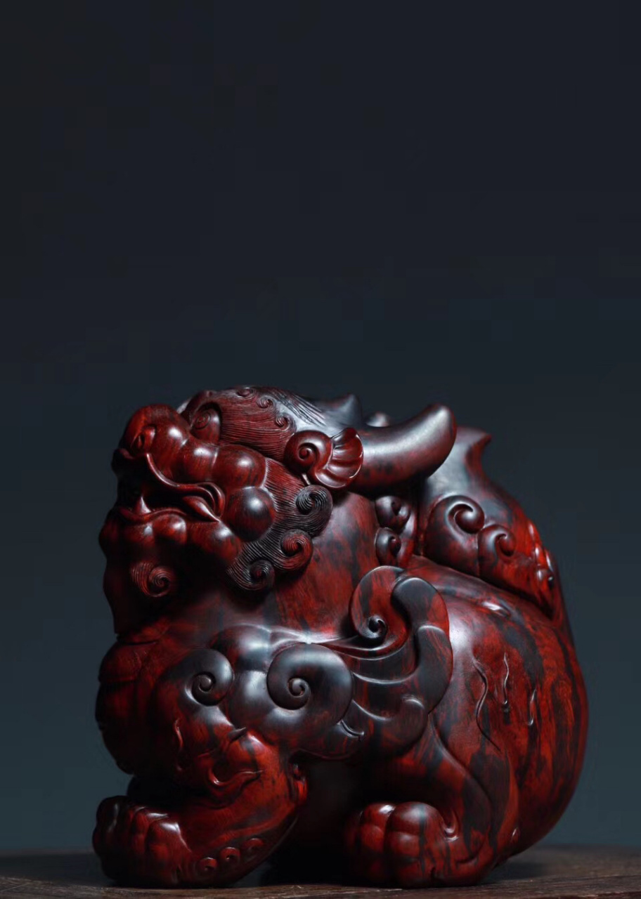 小叶紫檀 | 貔貅  招财瑞兽,貔貅呈坐姿,造型栩栩如生,面部生动,大嘴