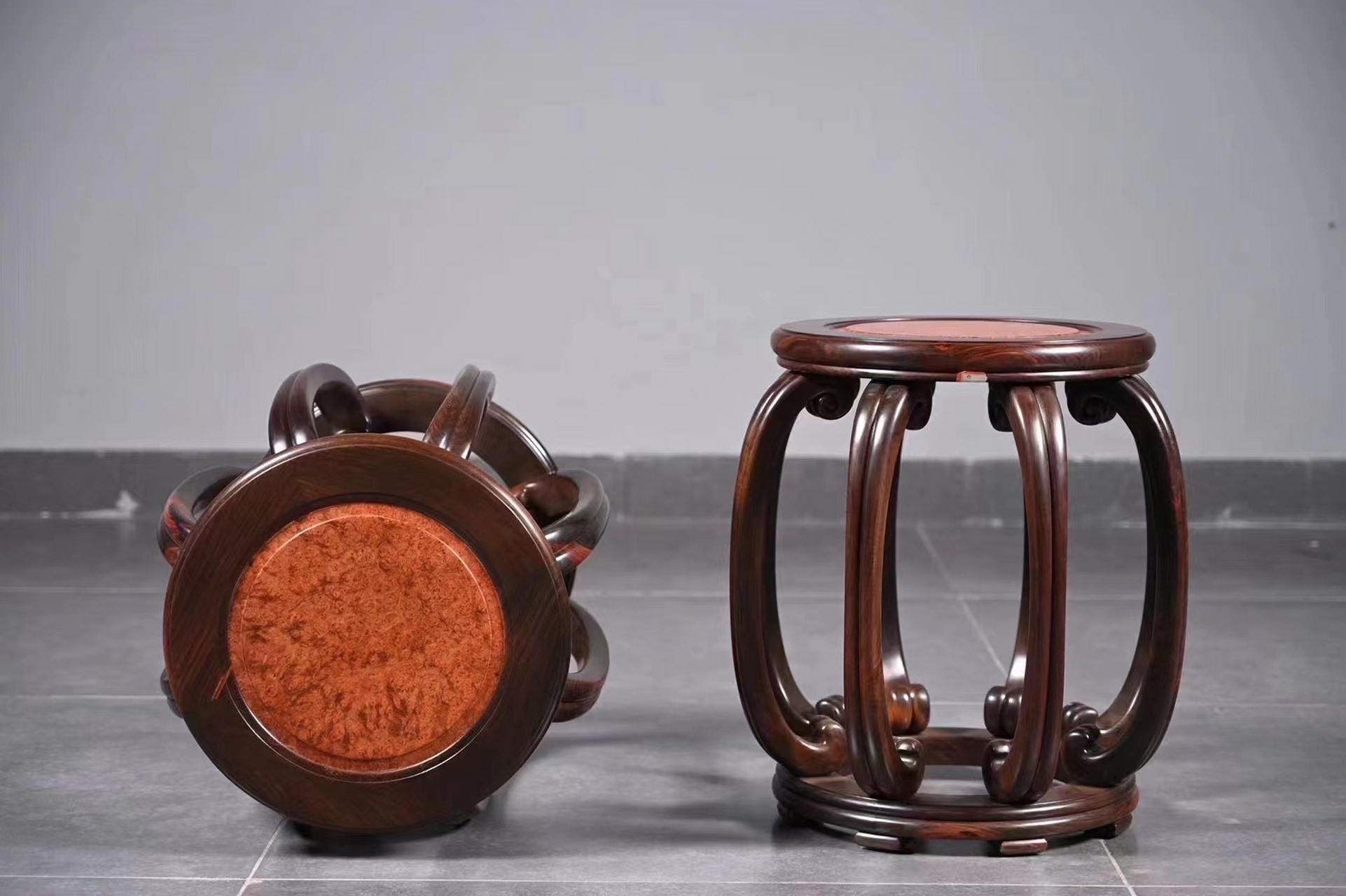 王世襄款八足圆凳 大红酸枝 此款鼓凳,大红酸枝制作,给人的感觉很温润