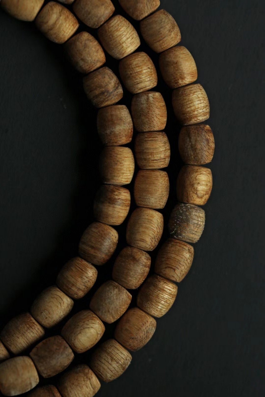 菩萨沉沉香 菩萨沉香油脂均匀,气淡雅如莲香, 带有一股淡淡的甜味