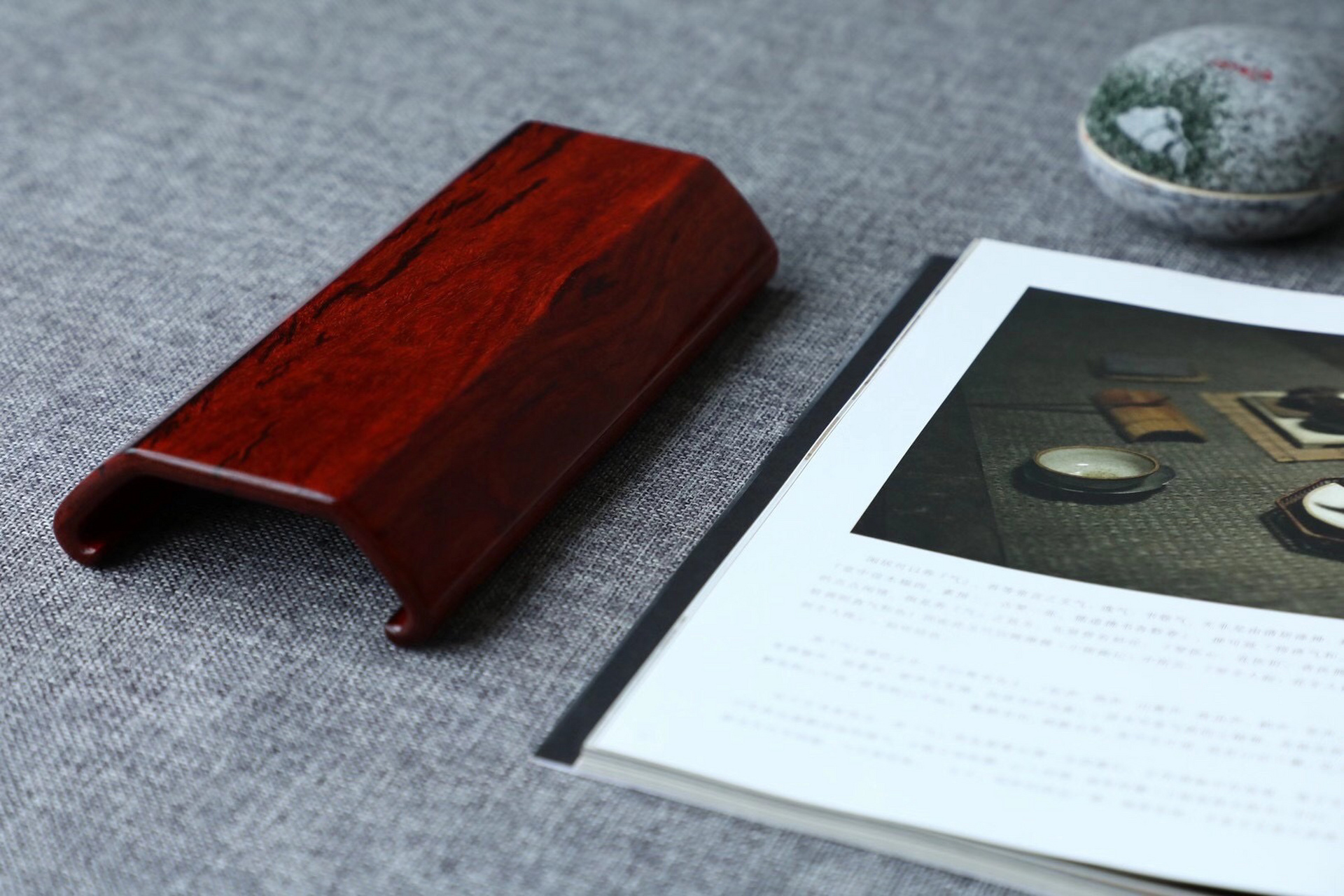 「朴雅|搁臂」  印度小叶紫檀整木挖制,搁臂就是文人必备的一种用具