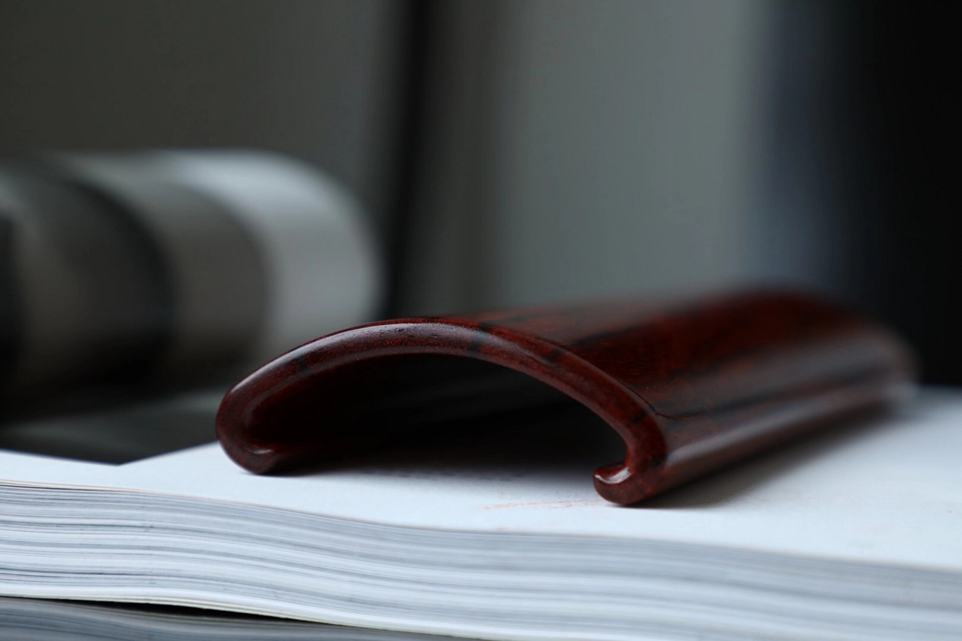 「朴雅|搁臂」  印度小叶紫檀整木挖制,搁臂就是文人必备的一种用具