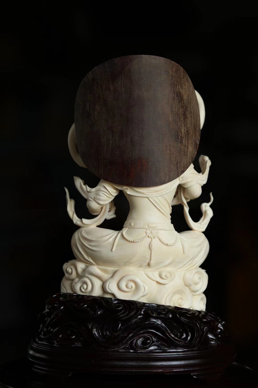 猛犸 | 金刚萨埵菩萨琢刻灵动有神,菩萨手持法器,宝带回旋飘扬,座下