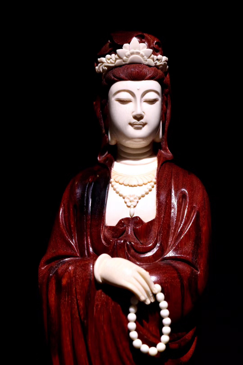 持珠观音  印度小叶紫檀嵌(万年猛犸)  规格:长11*8.