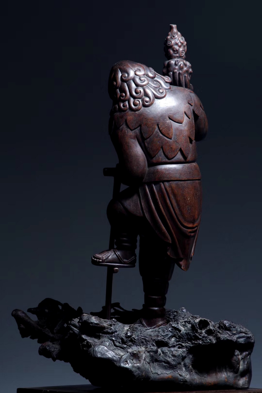 沉香木仿古 | 铁拐李  沉香木整雕,雕刻兼工带写,铁拐李拄杖侧首,手托