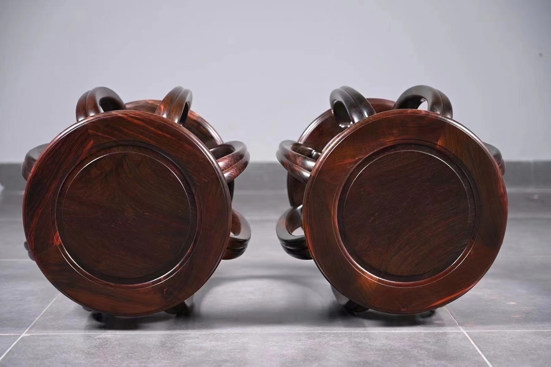 王世襄款八足圆凳 大红酸枝 此款鼓凳,大红酸枝制作,给人的感觉很温润