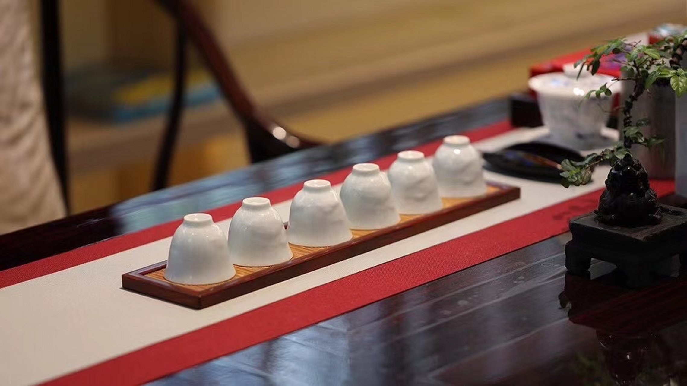 紫檀与竹搭配,美观大方,朴素而有格调  以竹之清寂  采用天然老竹