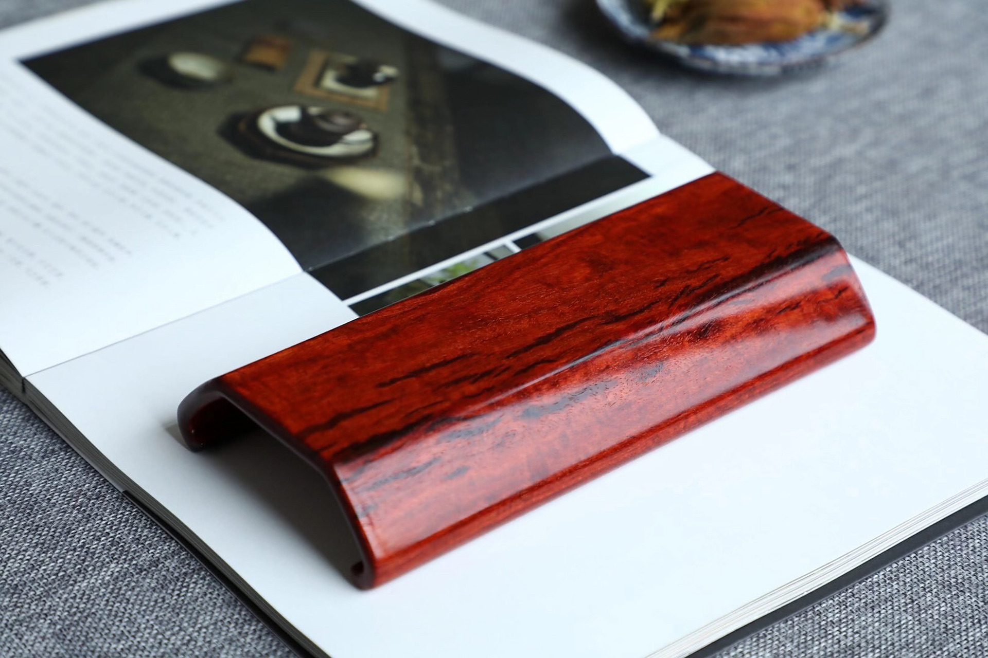 「朴雅|搁臂」  印度小叶紫檀整木挖制,搁臂就是文人必备的一种用具