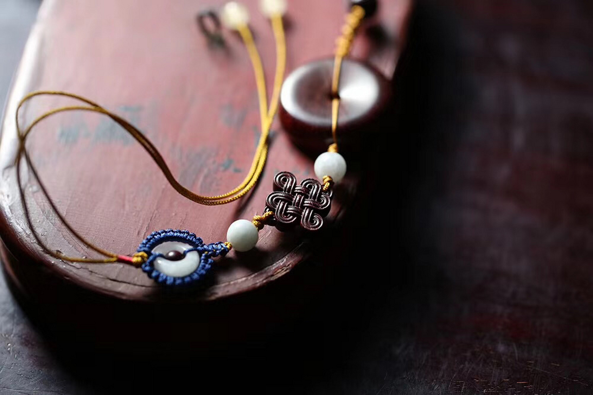 "云飘过风吹过 阳光繁华 安静处依然"  【品名】素音 车挂 【材质】