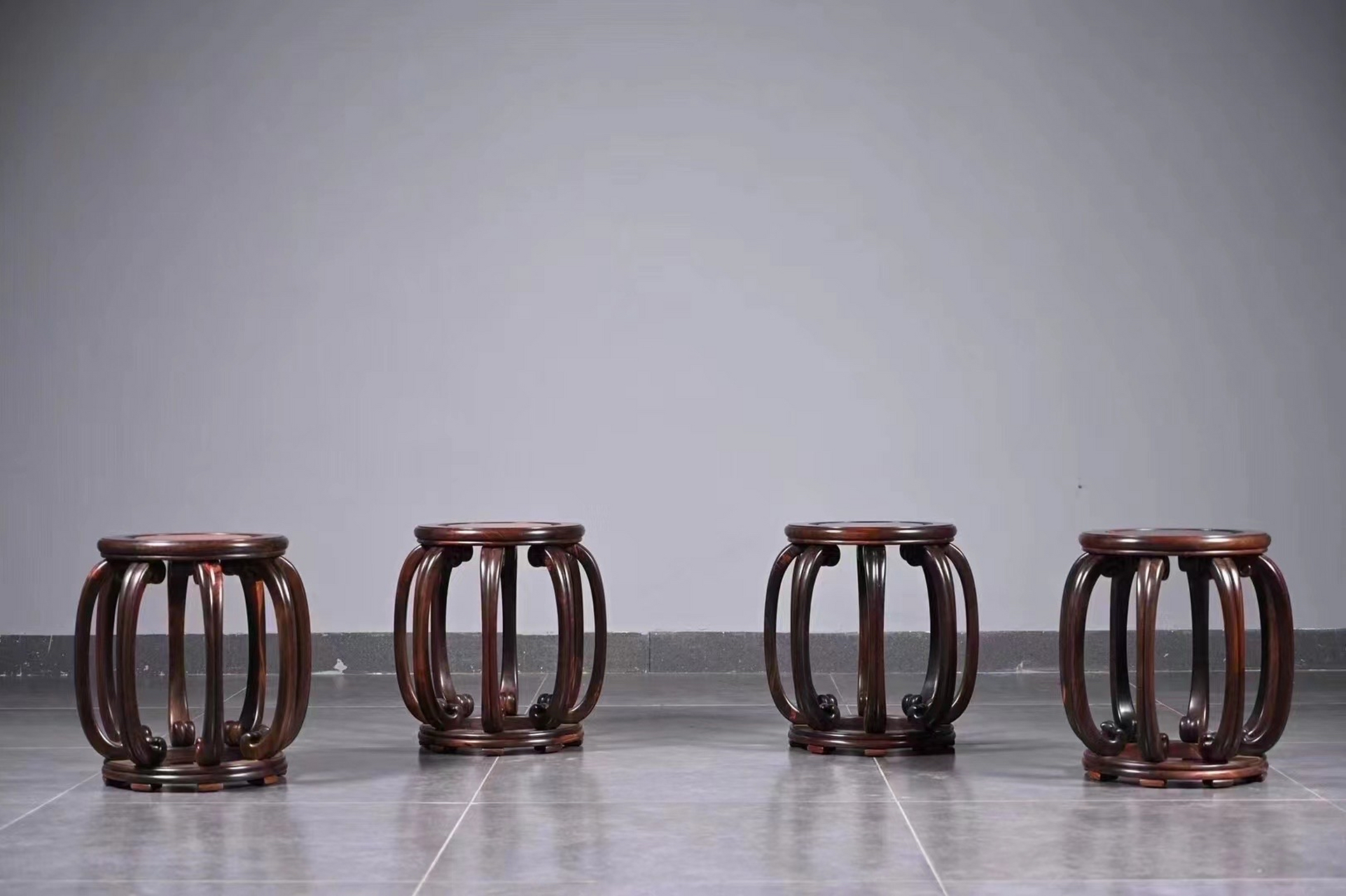 王世襄款八足圆凳 大红酸枝 此款鼓凳,大红酸枝制作,给人的感觉很温润