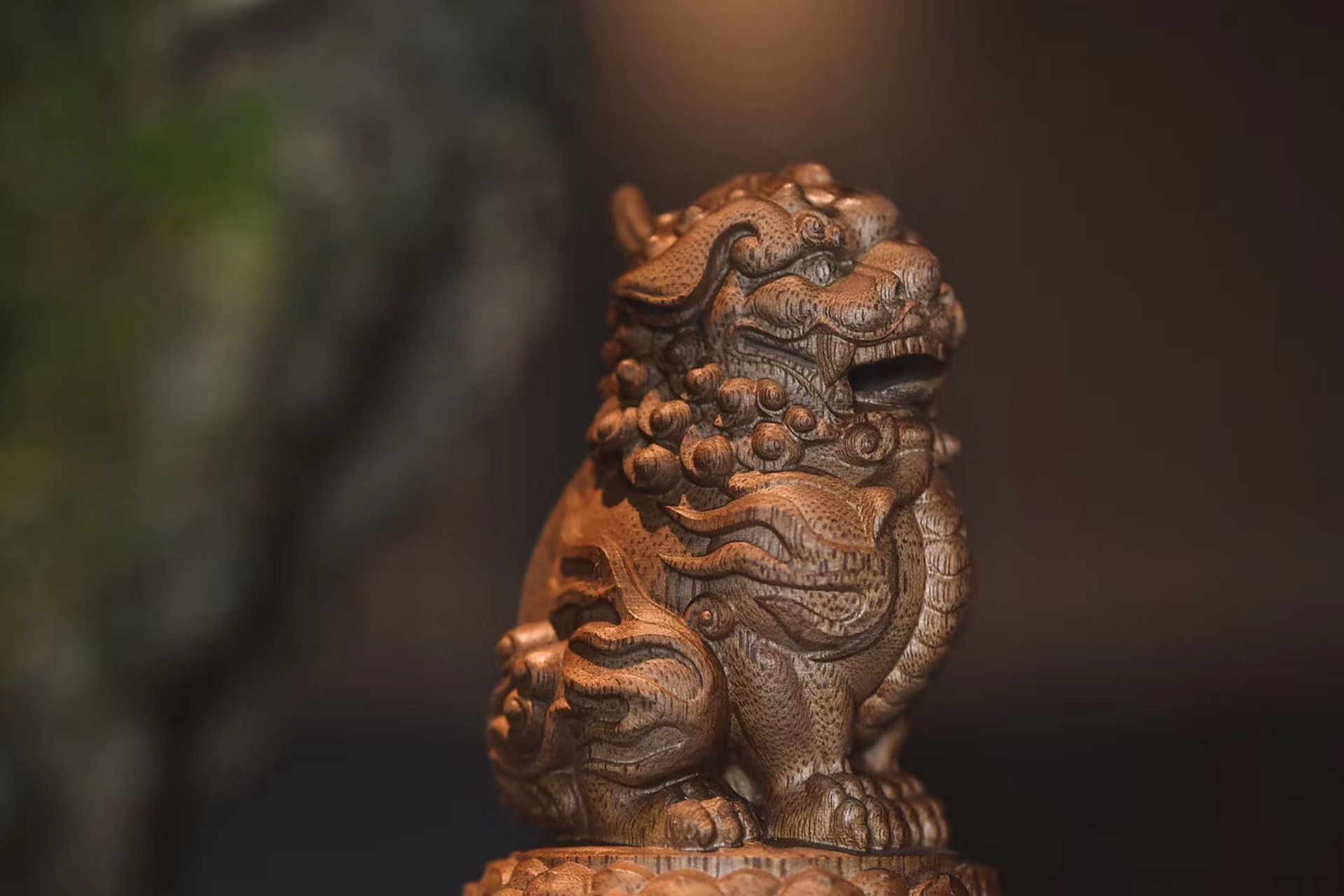 西马沉香|狻猊盘香炉  湘师一木整雕,留原材为座呈,立雕狻猊,仰头呈坐