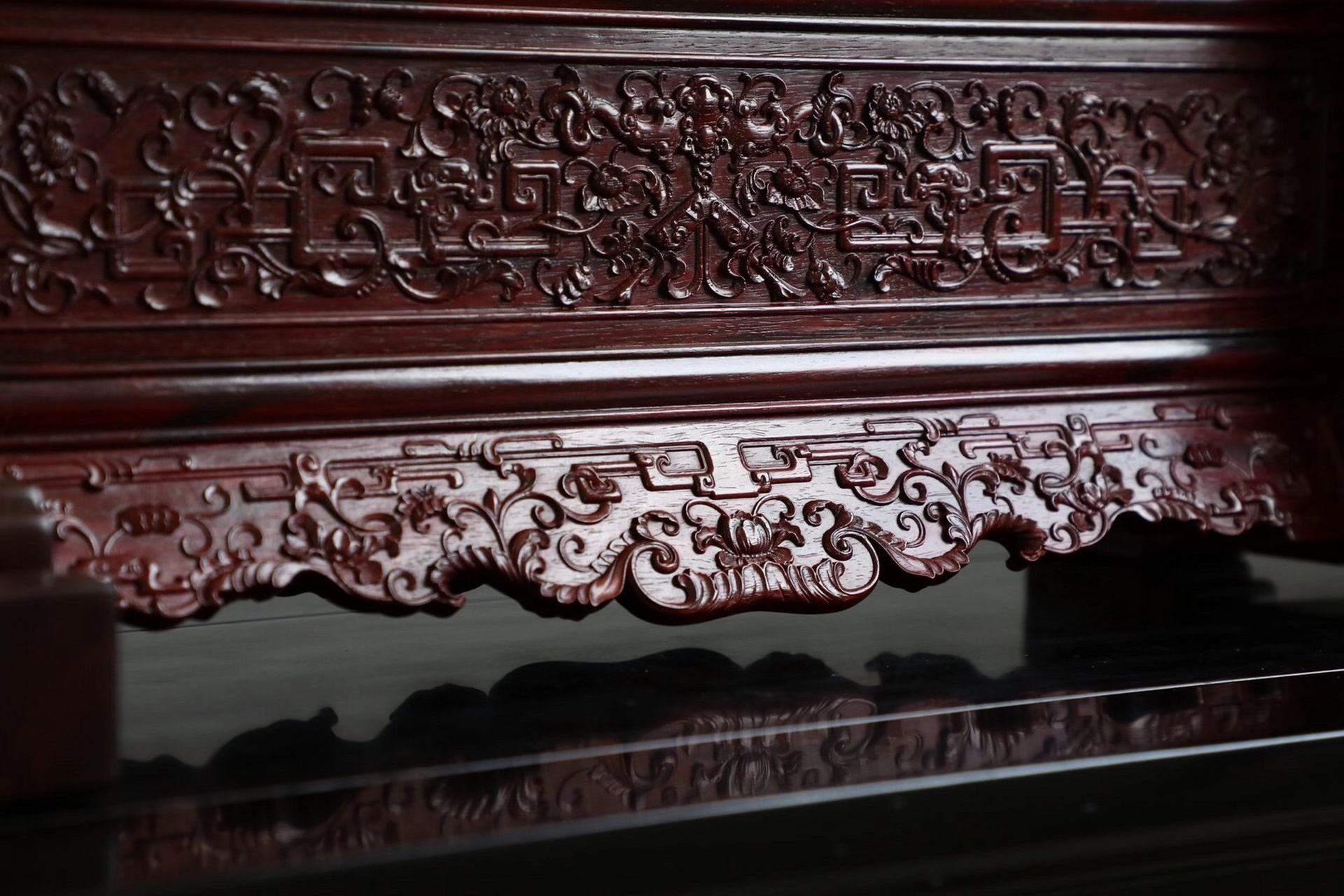 「气壮山河|屏风」  此屏选材印度小叶紫檀老料榫卯结构制,屏中镶嵌