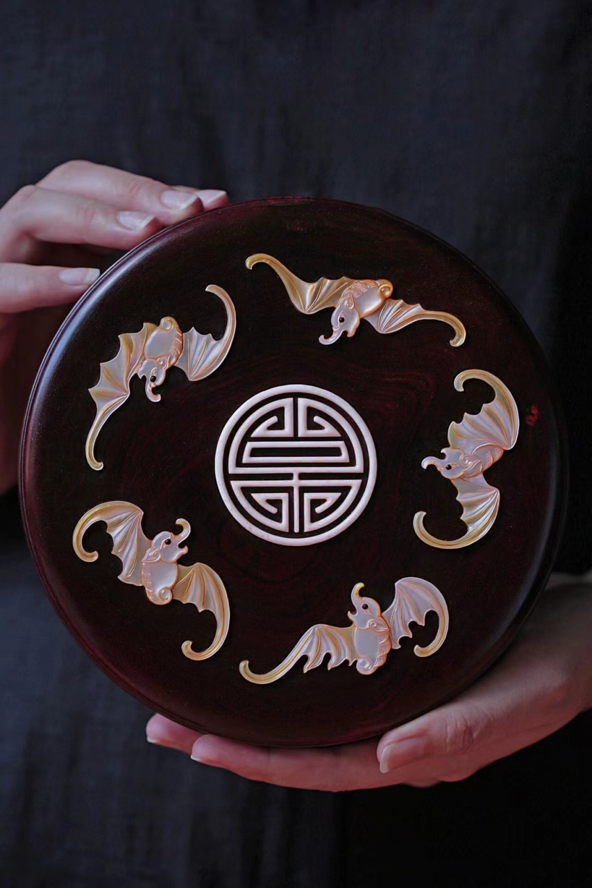 紫檀【五福捧寿】圆盒  盒面五只蝙蝠围绕寿字纹, 五福捧寿,多福多寿