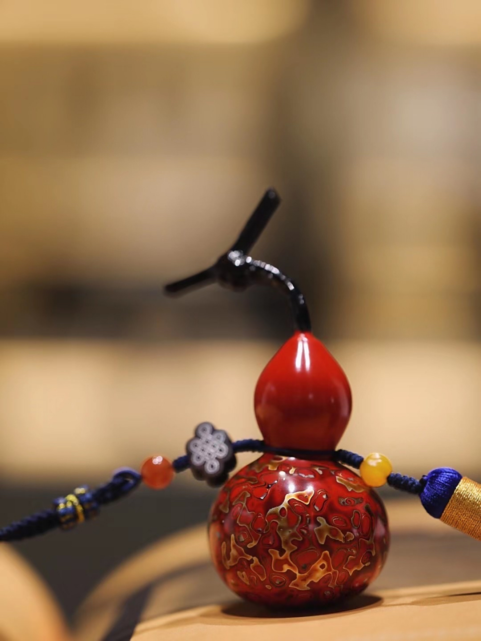 天然葫芦,纯手工上漆, 花纹由不同颜色的漆层构成, 每一个都独一味