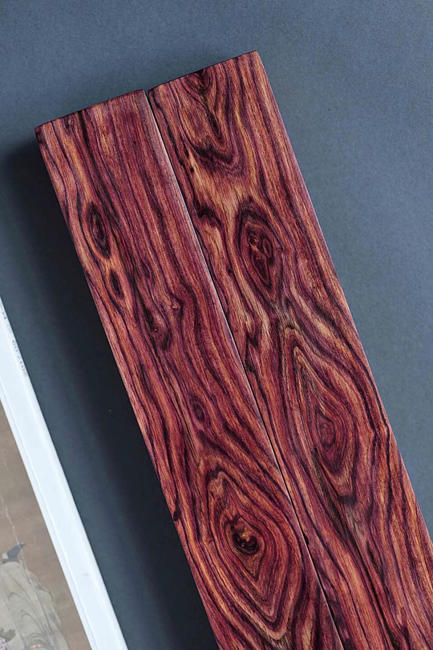 虎皮纹理瑰丽,鬼眼纹路清晰细腻, 似一幅水墨画,给书房增添永久的