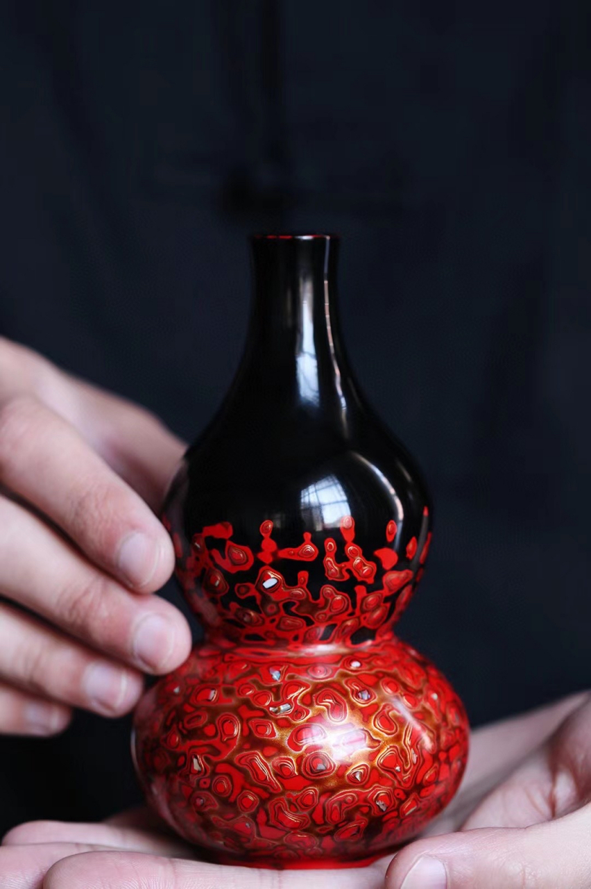 朱砂红黑金大漆-葫芦瓶 承循传统非遗工艺,逐层髤饰打磨,纹理奇美,色