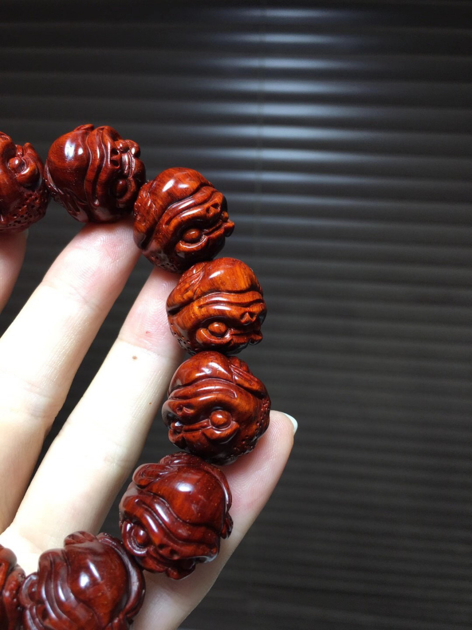 紫檀|2.0金蟾手串   金蟾是瑞祥之物,具有纳福,聚财的寓意.