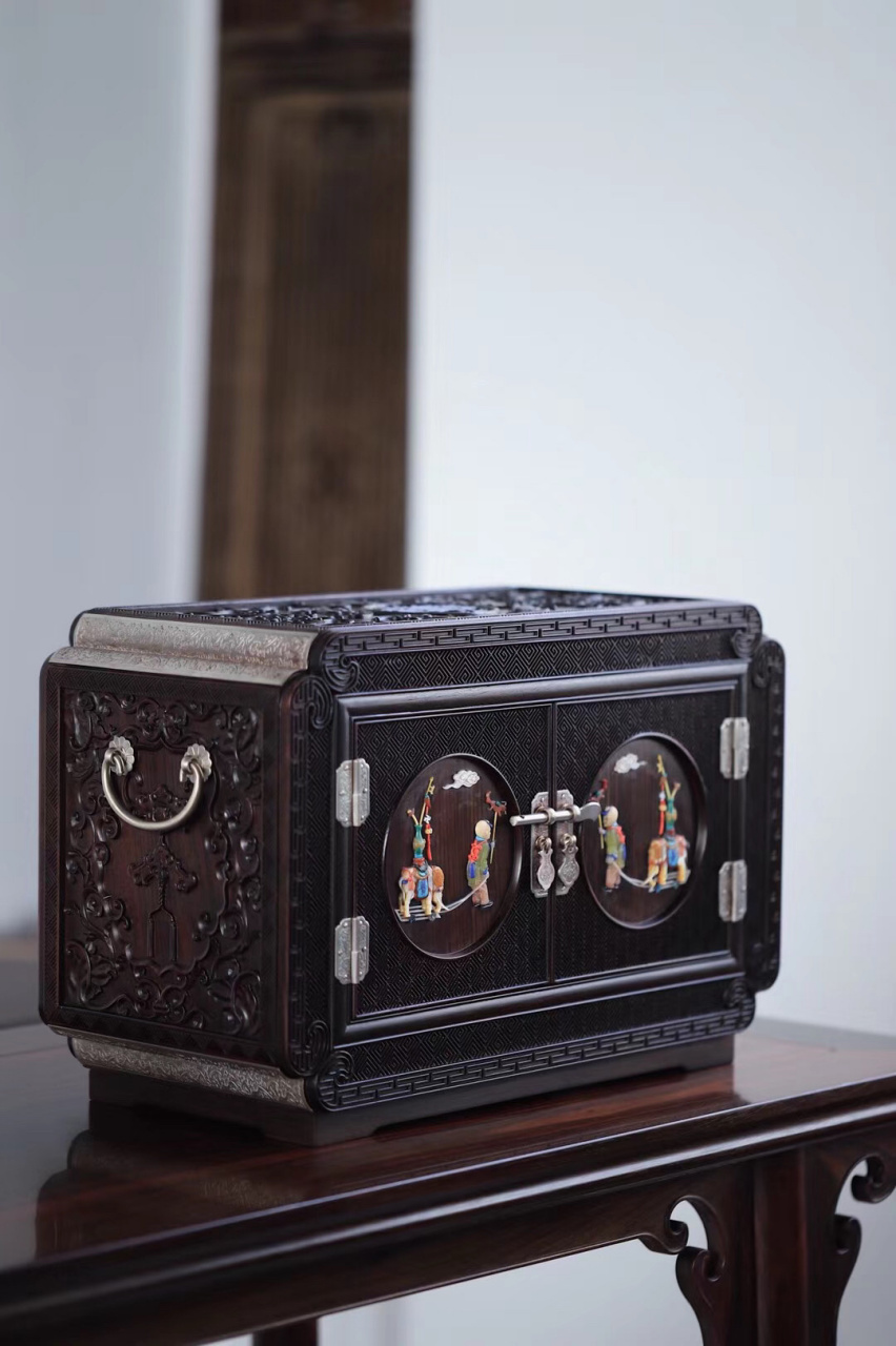 循清宫家具造法,顶侧面铲地浮雕吉祥纹样,正面满刻回纹锦地,百宝嵌