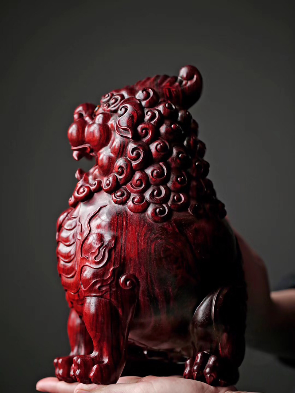 紫檀【狻猊】大摆件  造型威猛而诡谲,身带鳞甲火焰,雄武壮硕, 其形似