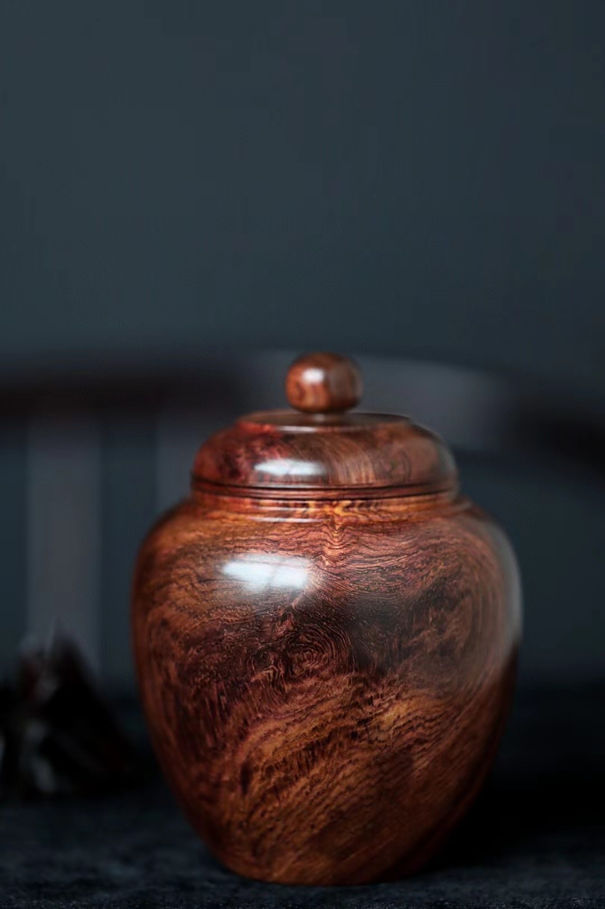 海黄品香罐 海黄【品香罐】摆件  海黄老料制,器形简约,温润无争