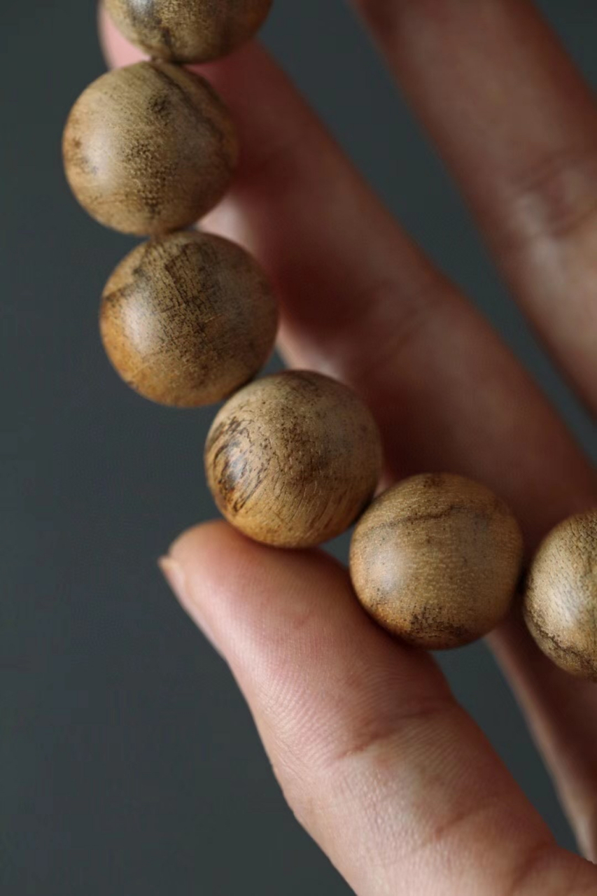 加里曼丹沉香  油脂线乌黑发亮,纹理如同泼墨绚丽耐赏 清甜香透出丝丝